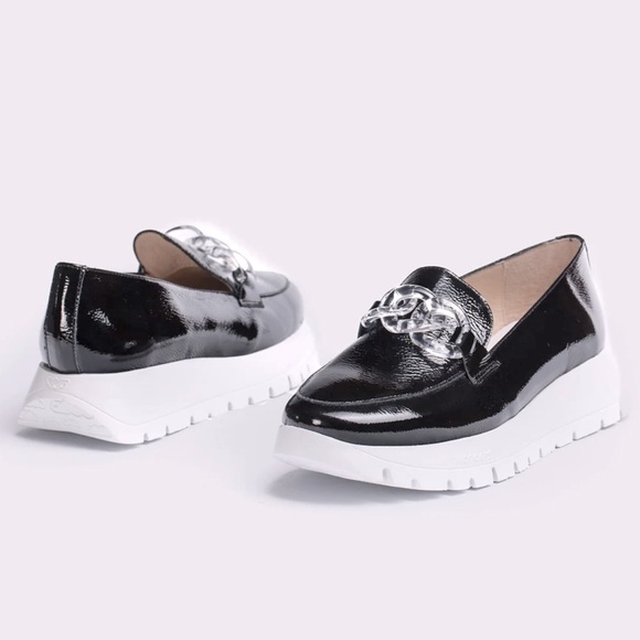 Wonders Shoes - NWT A-2405 Platform Loafers in Black Patent Leather Size Euro 35